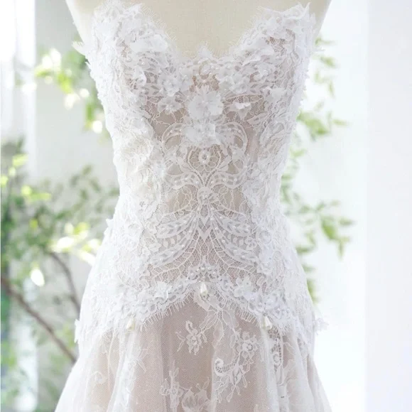Elegant Lace Wedding Dress - Picture 2 of 7